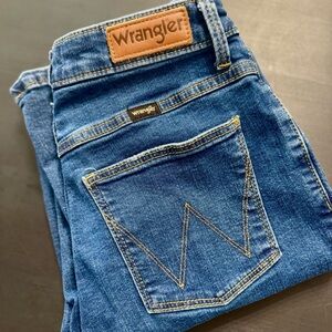 WOMEN'S WRANGLER HIGH RISE BOLD BOOT JEAN